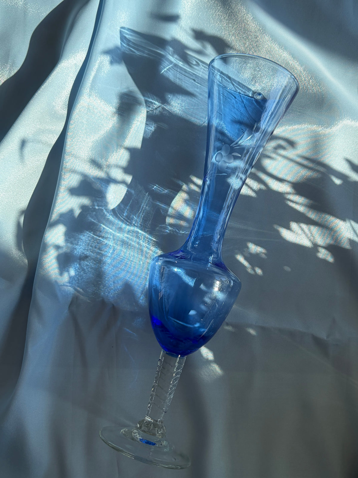 深鈷藍葡萄藤蝕刻玻璃花器|透明扭紋高腳