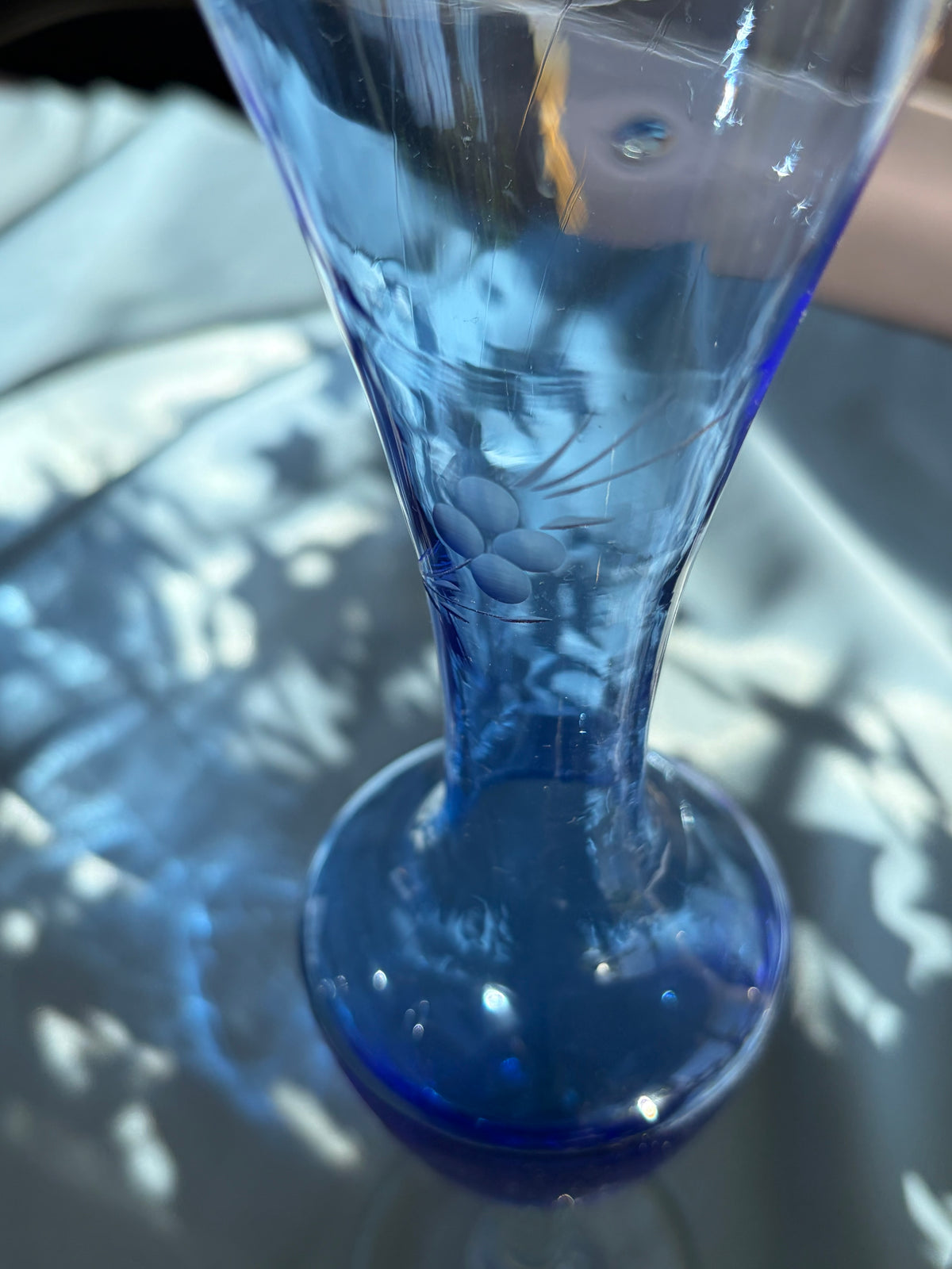深鈷藍葡萄藤蝕刻玻璃花器｜透明扭紋高腳
