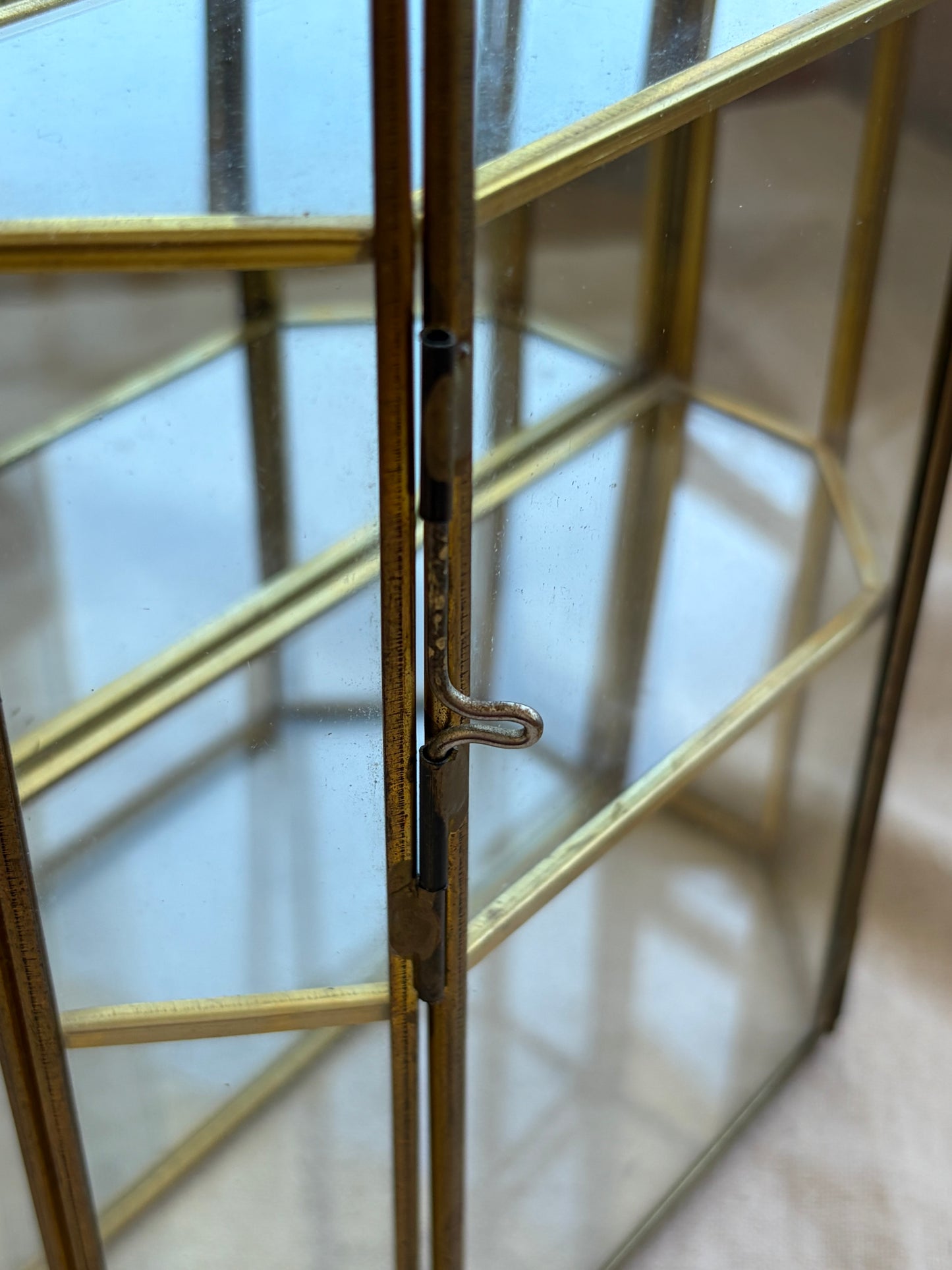 黃銅邊框玻璃鏡面飾品展示櫃