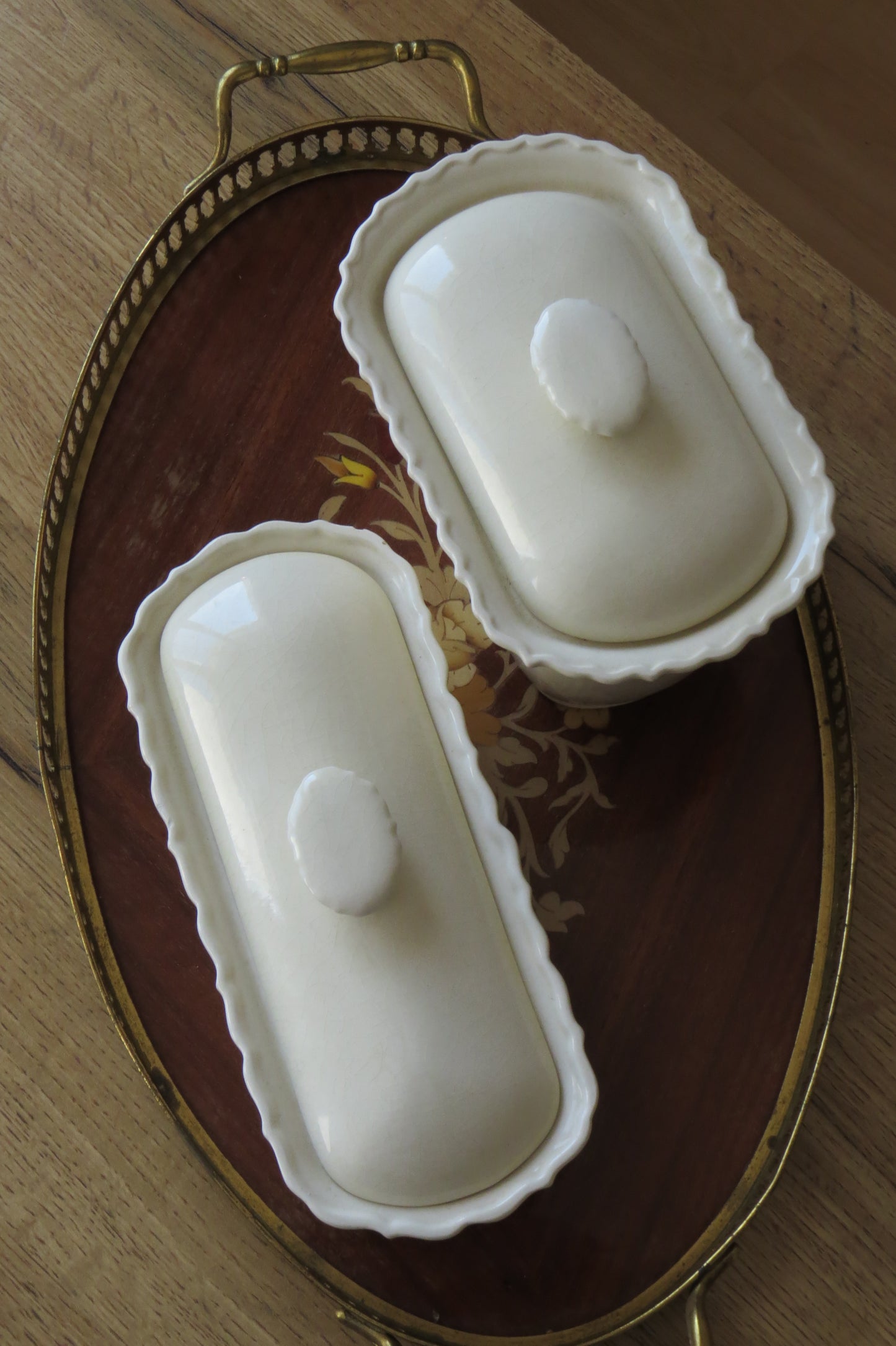 米白色陶製波浪邊奶油盒子（長型）