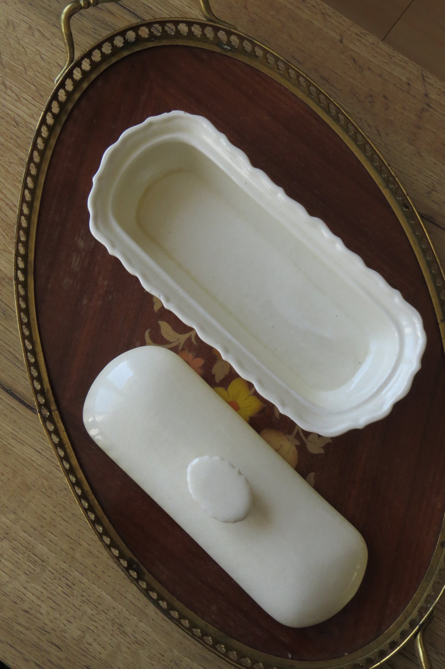 米白色陶製波浪邊奶油盒子（長型）