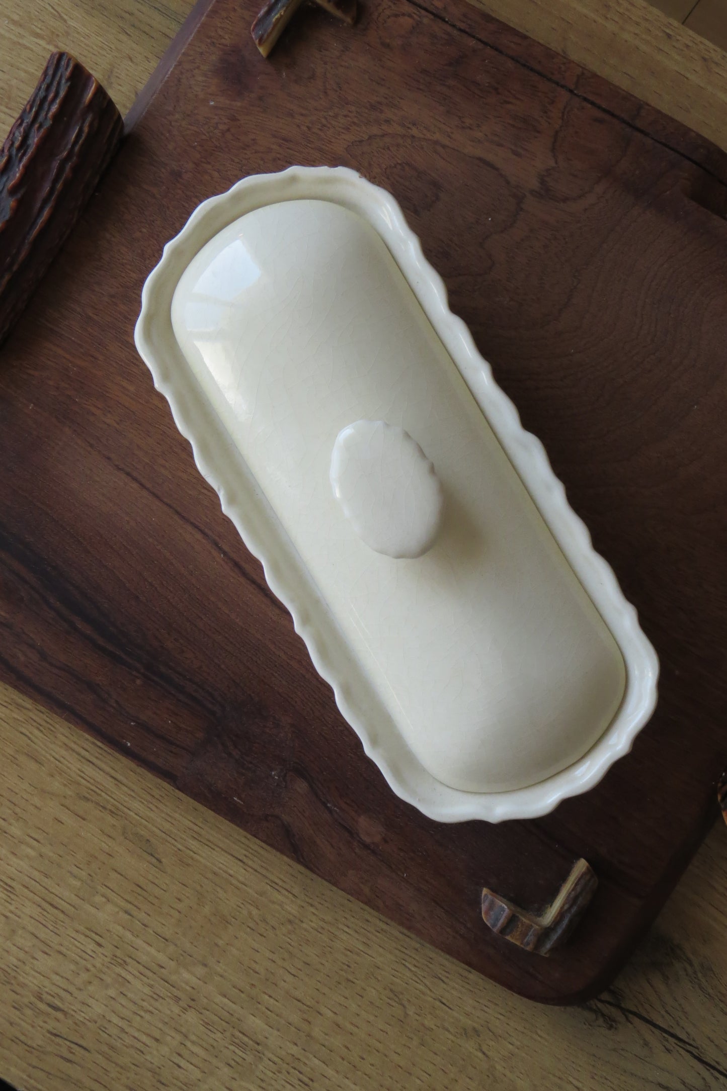 米白色陶製波浪邊奶油盒子（長型）