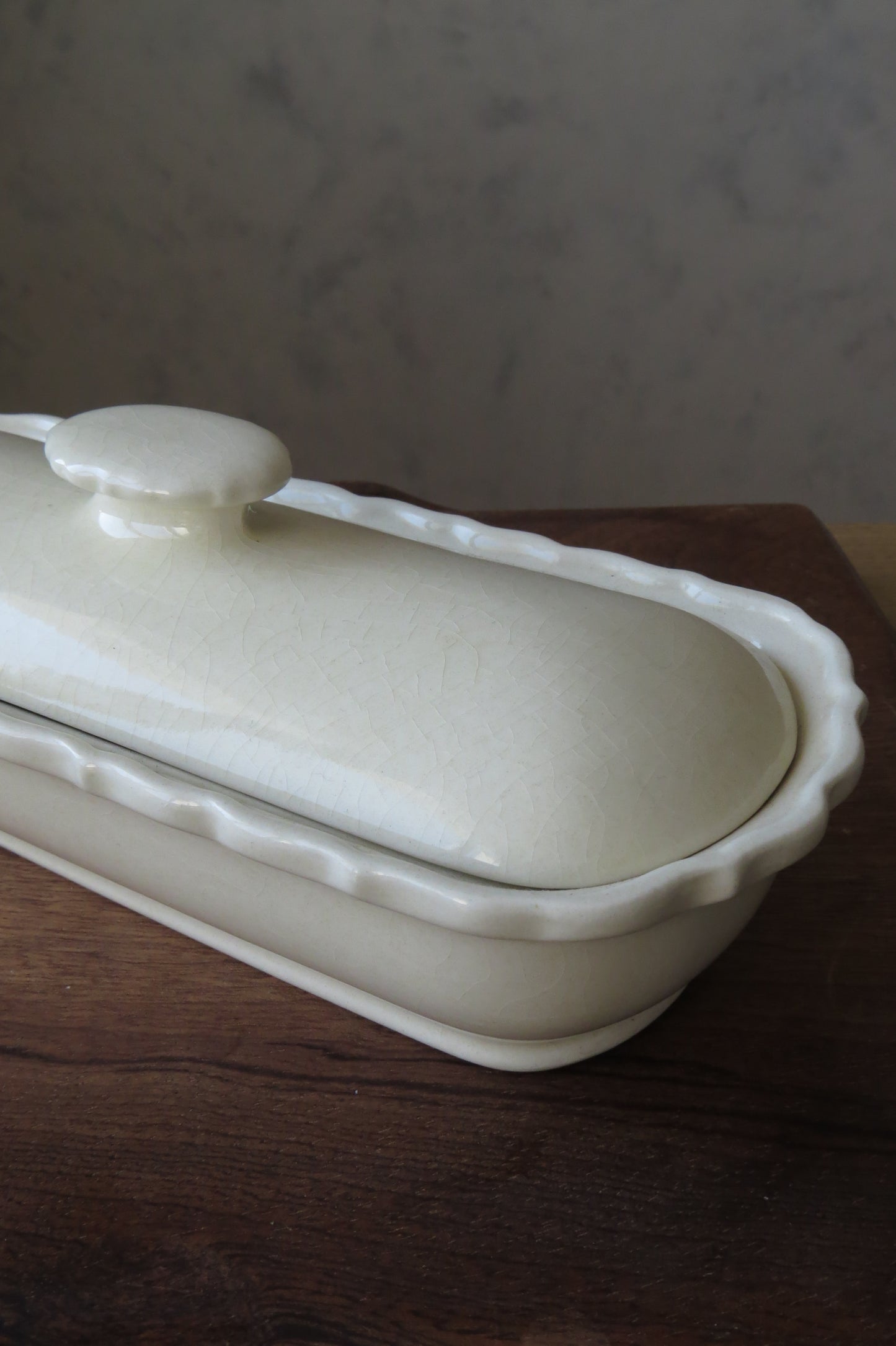 米白色陶製波浪邊奶油盒子（長型）